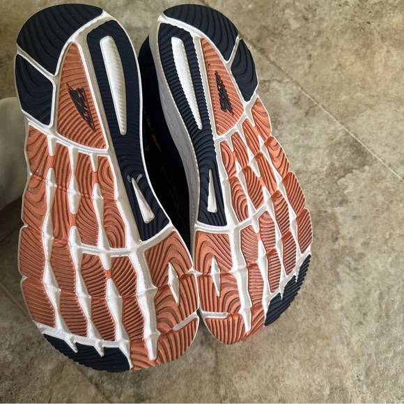 Altra torin 6 Running Sneakers 7.5 WIDE-worn a few times inside- excellent cond - Picture 6 of 8